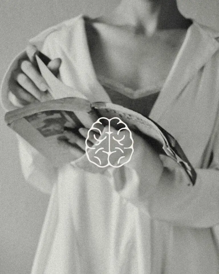 Post para Instagram com ilustração de cérebro sobre silhueta de mãos